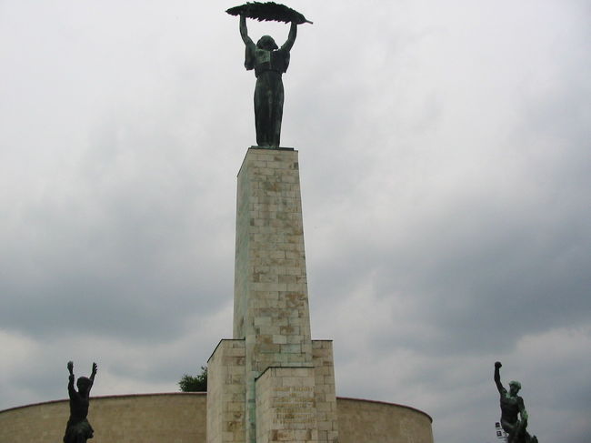 丘の頂上　女性像<br />ソ連軍の慰霊碑だそうです。