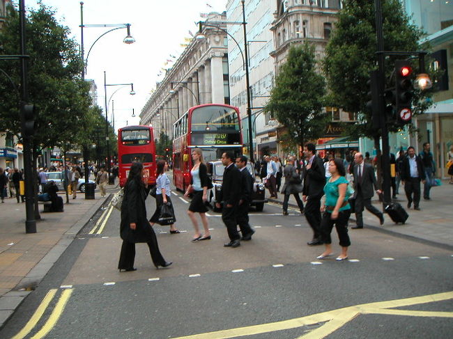2005/6/16 Thu.<br /><br />成田発NH201でLHRへ。12時間余りのフライトは長い。機内で映画を5本も観てしまいました。<br /><br />入国審査通過後、地下鉄（こちらではTube（チューブ）と言います）でロンドン市内へ。<br />約1時間、ボンドストリート駅に到着です。<br />地上に出ると、人ごみ、2階建てバス、狭い通り・・。いかにもロンドン！的な雰囲気でした。<br /><br />利用ホテルは、「ホリデイイン・ロンドンオックスフォードサーカス」。<br />部屋の雰囲気、設備も問題なし。市内観光するにも、地下鉄、バスなど交通の便は良かったです。<br /><br />長時間移動も考慮し、初日は何も予定を入れず。夕食を食べて、部屋でゆっくり＆就寝。<br />でも、時差の影響で夜中に目が覚めちゃうんですよねぇ。恐るべし、体内時計。 
