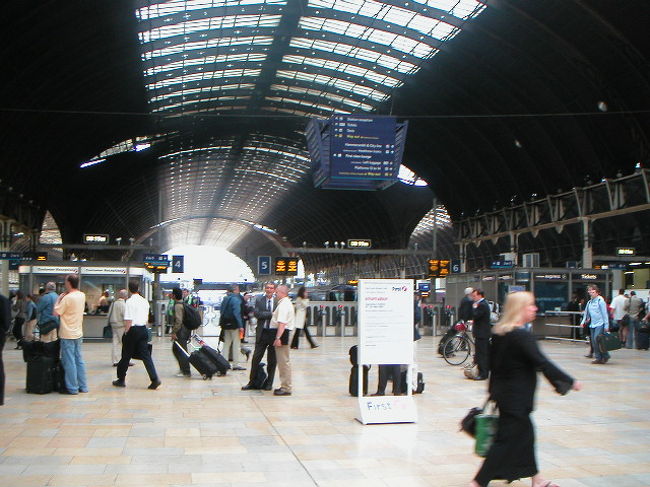 2005/6/17 Fri.<br /><br />今日からロンドンを遊びまくります。<br />朝8時前にホテルを出発。<br />10分ほどバスに乗って、パディントン駅に。<br />ウィンザー城へは、パディントン駅〜スロー駅まで、日本で言う特急で約15分、スロー駅でローカル線に乗り換え10分弱でウィンザーイートンセントラル駅に到着。<br /><br />（列車のチケットは日本で事前に「Brit Rail England Pass」を購入済み。いちいち○○までいくら？とか、購入方法とか、時間とか面倒だし、言葉の理解も不安だったので、効率を考えて楽な方法を選択。）