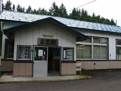 そして、途中の区界駅で数分停車。木造の渋い駅舎は、昭和３年の開業当時のままだそうだ。区界駅は、東北地方で最も高い位置にある駅で、標高は744ｍ。旧宮古街道が北上山地を越える区界峠の近くに駅はある。過去2年間の乗降客数が1日平均5人と言う、ＪＲ東日本でも屈指の閑散駅なのだが、何と駅員が3人も常駐しているそうだ。この駅を通る列車は、僅かに1日４往復で、下り列車にいたっては、11時31分発の盛岡行が始発列車と言うから驚きである。