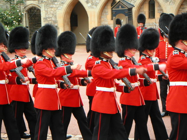 あまり知られていないのですが、ここ、ウィンザー城でも「衛兵交替式」が行われています。バッキンガム宮殿だけではありません。10:50ぐらいから始まります。むちゃくちゃ至近距離で見られます。<br /><br />ツアーで来ていた日本人の団体さん、交替式が始まる前に帰ってましたからね。可哀想・・・。<br /><br /><br />