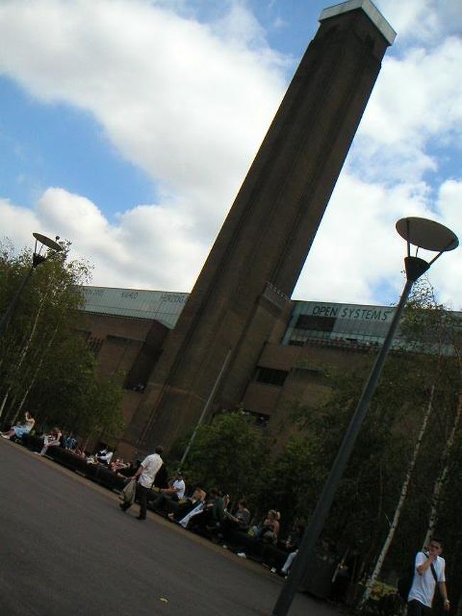 ウォータールー駅からテムズ川沿いを歩いて、テート・モダンへ。大きな近代美術館です。