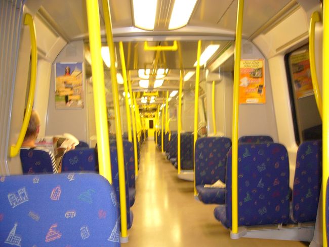 これから、地下鉄＆バスにて、<br />ドロットニングホルム宮殿に向かいます。<br />これは地下鉄の中です。<br />椅子に模様が入っていて、かわいい♪<br />