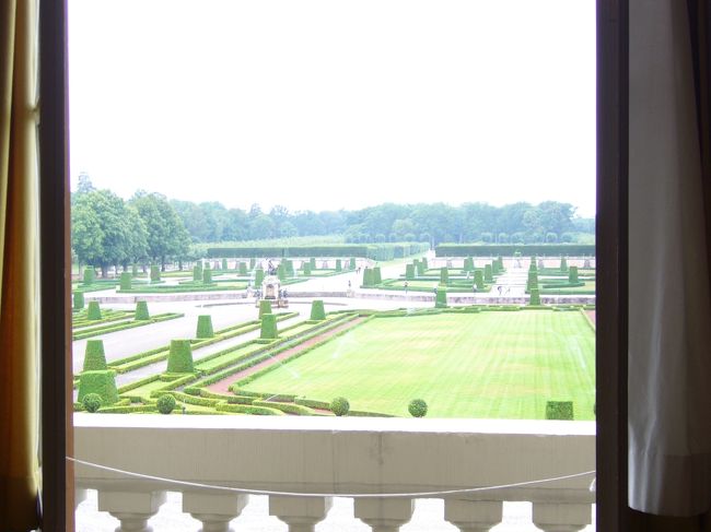 宮殿の中から、庭園を撮ったところ。<br />