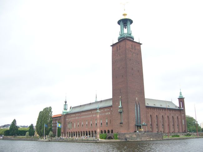 市庁舎を違う角度からもう１枚。<br />もうすぐ到着で〜す。