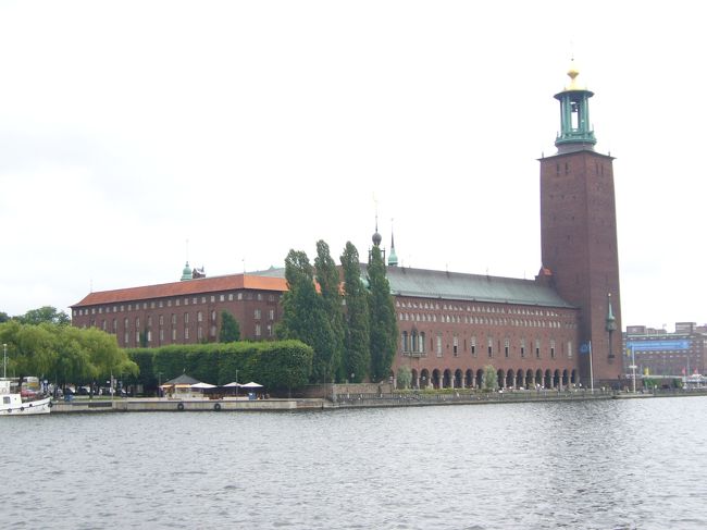 市庁舎も近づいてきました。<br />この角度からの市庁舎は、<br />フェリーからじゃないと、撮れないよねぇ。