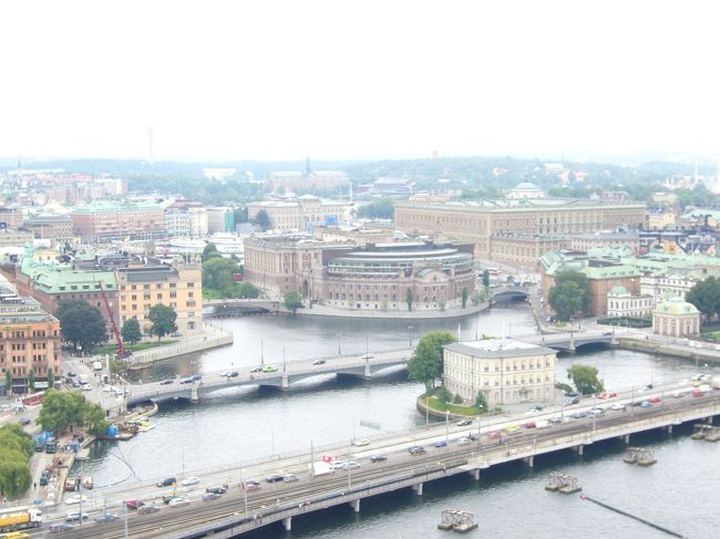 塔の上からの眺めその２<br />中央に見えるのは、国会議事堂で、<br />その右は、王宮です。