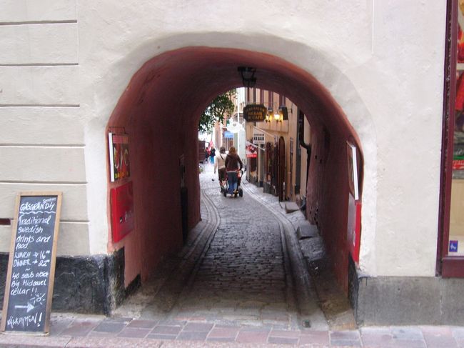 ガムラスタンの街並その２。<br />トンネルも趣があっていい感じ。<br /><br />ランチは、色々迷った挙句、イタリアンを食べました。<br />サラダバーもついていて、とてもおいしかった＾＾<br />写真撮ってくればよかった。。<br />この後は、しばしお買い物タイムです。