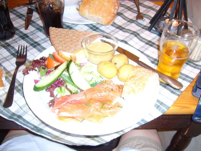 買い物もいっぱいして、疲れたので、<br />これから夕食です。<br />大聖堂の横にあるカフェイレットで食べました。<br />このお店は、ワインの貯蔵庫をそのまま利用しており、<br />薄暗くって、とってもいい雰囲気。<br />料理もgood！！<br />ちょっと値段は張るけどさ。