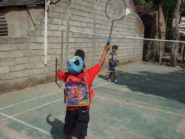 キッズがバトミントンを喜んでいます。