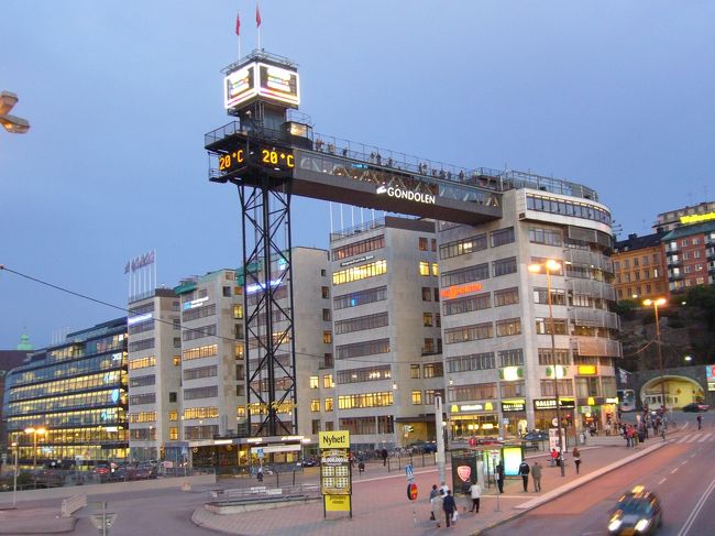 展望レストラン｢エリックス･ゴンドーレン｣<br />昨日、この横につながってる空中廊下に登って、<br />写真を撮りました。<br />これでストックホルムともお別れです。<br />明日は、コペンハーゲンに戻りま〜す。<br />