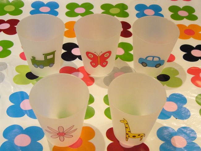 ここからは、ストックホルムで買ったお土産を<br />ご紹介しま〜す♪<br />まずは、どこかのデパートで<br />買ったプラスチックのコップです。<br />