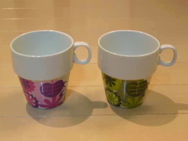 お次は、同じデパートで買ったマグカップです。<br />半分だけ柄が入ってるところが、<br />なんかおしゃれで気に入りました。<br />