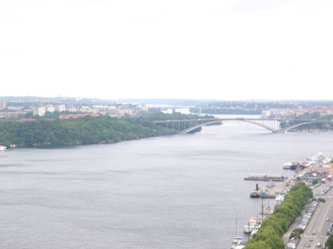 塔の上からの眺めその３<br />あの橋の下を、さっきフェリーで通りました。