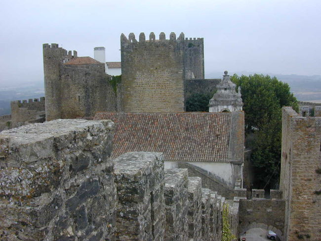 小さな街、オビドスはこの城壁の観光でもっています。