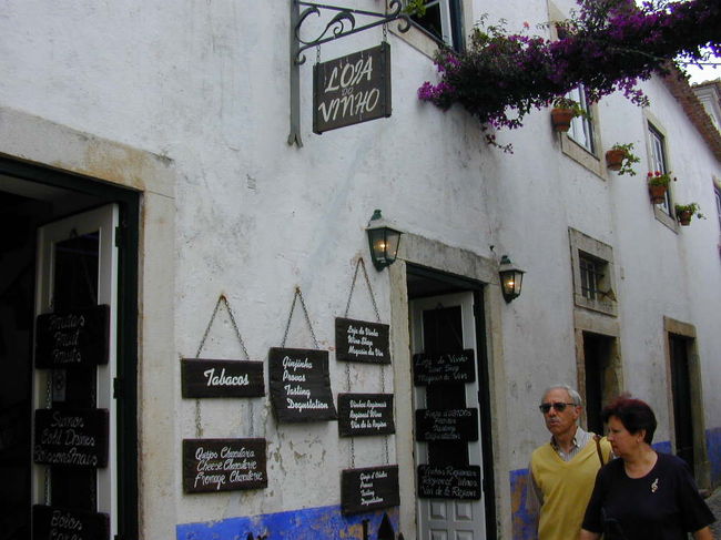 オビドス市内のお酒屋さんです。