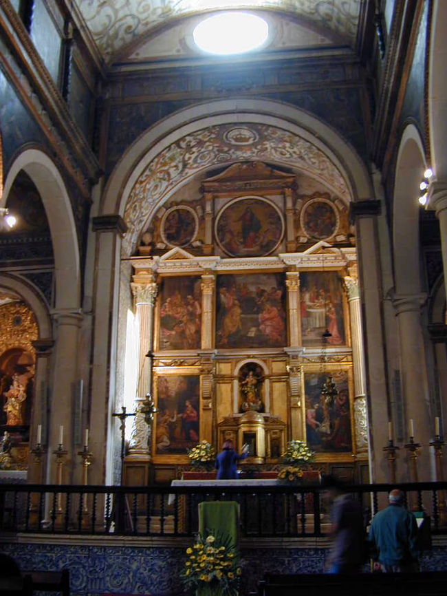 サンタ・マリア教会の内部です。