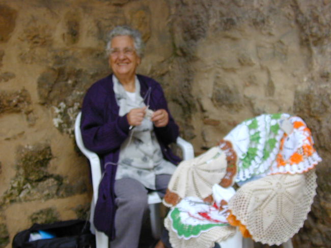 ディレイダ通りで、年配の女性がレースを編んでいました。これが商品になるのです。