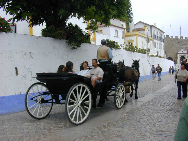 オビドス市内を馬車で観光しています。