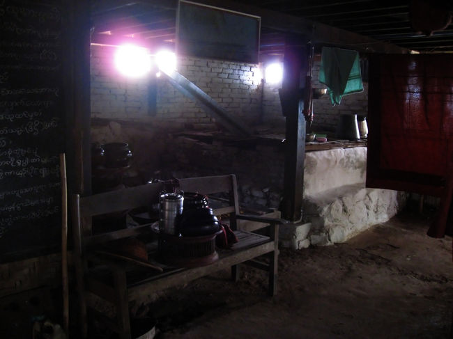 避難させていただいた。<br /><br />右側は、樋を伝わってくる雨水を溜める槽。