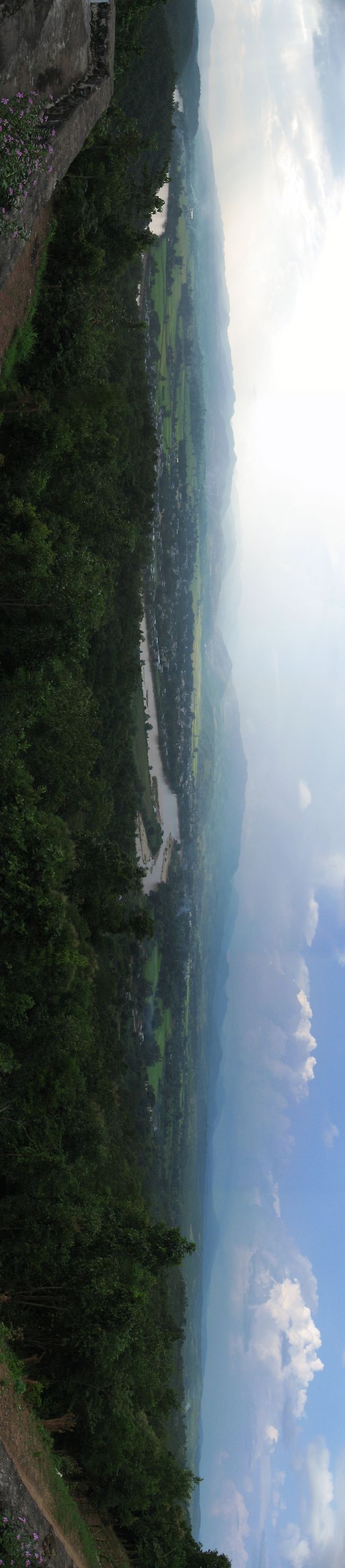 ナッ神社から山道を登って、サンセットヒル(5 Buddha hill &amp; 7 Buddha hill)へ。<br /><br />シーポーはシャンの有力な藩王国のひとつだった。<br />最後の藩王と王妃、そしてその後の運命。<br /><br />話には聞いていたけど、『藩王国』という存在そのものが、直感的には理解できなかった。<br /><br />だけど、丘に登ってシーポーの街を見下ろしてみて、何となく分かった気がする。<br /><br /><br />これが国のすべてだとして、何の不足のあろうことか。