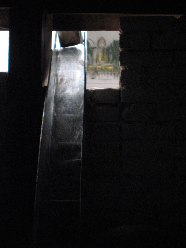 樋の真正面に立つと、隙間の右側にパゴダの下部にある仏像が見えるようになっている。