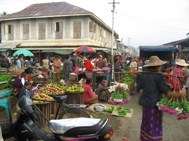 翌日はHsipawからKyanume(チャウッメー)へ。<br />バスで600K。<br /><br />写真はチャウッメーの市場。<br /><br />宿泊先はA-Yone-Oo Guesthouse。<br />1泊4ドル。 