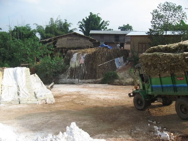 まわりは石灰の山。<br /><br />前処理として石灰で繊維を軟化しているんだろうけど、アルカリ排水は、どこへ行くんだろう。