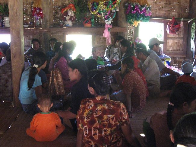 得度する子どもさんたちを、<br />きれいに着飾って