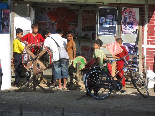 『凧本部』<br />糸巻き車と、凧。