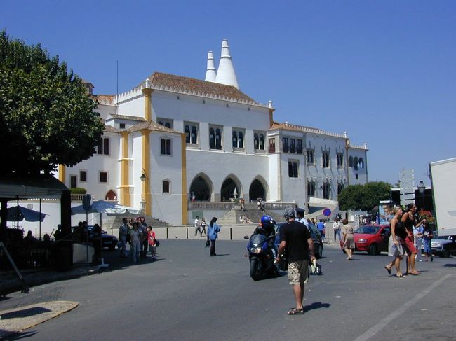暑い夏のお昼下がりのシントラの王宮前の広場です。