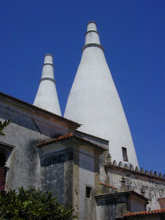 王宮の白い煙突はそれにしても巨大なものです。