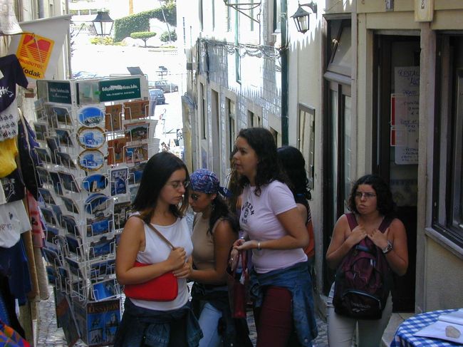 地元の少女たちでしょうか、親しみやすい感じがします。