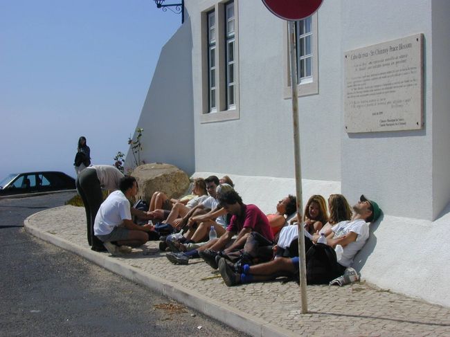 ロカ岬には地元の若者達がサイクリングで来ていました。休憩中です。