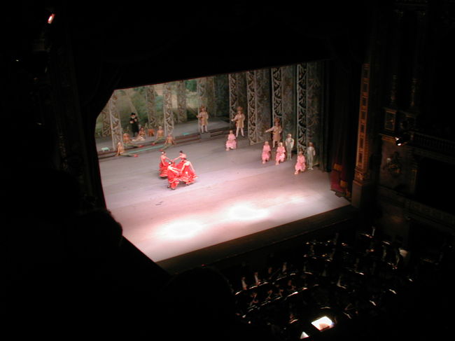 オペラ座にて。内容は不明。