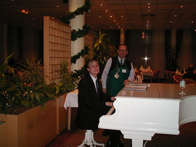 ホテルのレストラン。ピアノマンが「桜」を弾いてくれた。