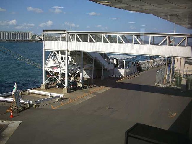 9:55　ゲートオープン<br /><br /><br />手荷物検査ないの・・・？<br /><br />そういえば、あっさり中に入ってしまったけど、手荷物検査がなかった。<br /><br />今の空港で行っている手荷物検査などからしたら想像がつきませんが・・・<br /><br />待つこと20分、時間になるとゲートオープンです。<br /><br />乗船のためゲートをくぐって中に入ります。 <br />