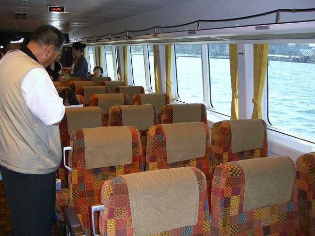 10:00　ガラガラの船内<br /><br /><br />さて、船内は・・・平日木曜日の朝（10時）ということもあってか、船内は意外と空いていました。<br />・・・というか、ガラガラ？<br /><br />自分たちの指定席は1階席だったのですが、座席の並びは3列−4列−3列の大型飛行機（ジェット機）と同じような配列でした。<br /> <br />自分たちはちょうど3人だったので、窓際からの3席を取りました。 