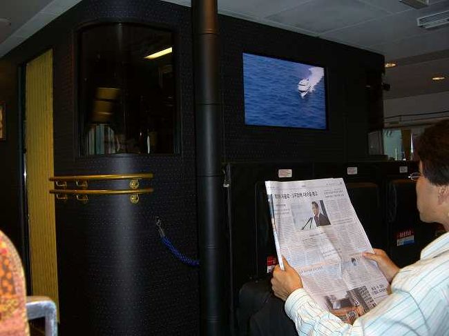 10:05　博多港を出港<br /><br /><br />JRビートルは定刻通りに博多港を出港しました。<br /><br />海は穏やかで、べた凪なので、快適な旅になりそうです。 <br /><br />出発してからまもなく、船室の大型液晶モニターにJRビートルの案内が上映開始されました。 