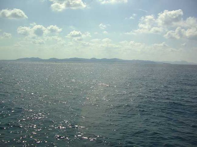 12:20　順調な航海<br /><br /><br />玄界灘を航行中・・・日差しも穏やか、海も静か、朝早かった、飲み物は出てこない・・・等の理由により、もちろん爆睡状態に入ります。<br /> <br />それにしても腹が減ったな〜 <br /><br />出発してから2時間後くらいすると、いい加減眠れなくなってしまいました。<br /><br />約3時間の船旅なので、ちょうど2/3を過ぎたくらいでしょうか？<br /><br />窓の外には対馬が見えてきました。 <br /><br />