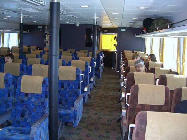 船内を散策<br /><br /><br />あまりにも暇をもてあまし、2階席へ行ってみました。<br /><br />こちらも普通席のようですがガラガラです。<br /><br />船室が1階部分よりも狭いため、席の並びは2-4-2列になっていました。 <br />