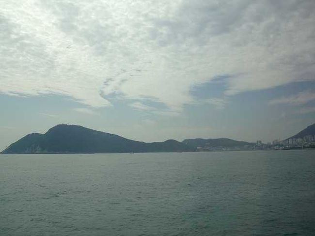 13:00　ようやく韓国へ<br /><br /><br />博多港を出てから2時間半を過ぎると、ようやく窓の外は韓国。<br /><br />釜山（プサン／Busan）の南側にある影島（ヨンド／Yeongdo）から太宗台（テジョンデ／Taejongdae）が見えてきました。（だと思いますが。。。）<br /><br />実はここ、行ったことがないのですが、今回釜山から市内バスで行く予定になっている所なんです。<br /><br />天気もいいので楽しみです。 