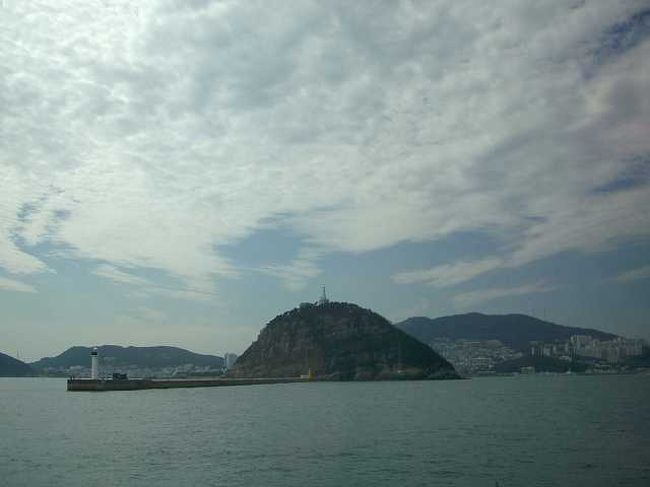 灯台が見えてきた<br /><br /><br />もう釜山（プサン／Busan）まで近そうですね。<br />ちょっと雲はありますが、晴れ間は射しています。 <br />あまり期待はしていませんでしたが、太宗台（テジョンデ／Taejongdae）の観光が楽しみです。<br /><br /><br />■Photolibrary<br />http://www.photolibrary.jp/img58/69_176984.html