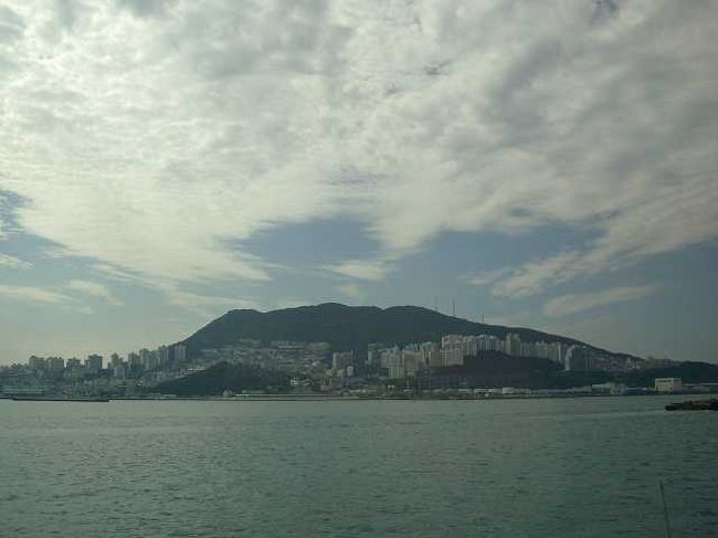 影島（ヨンド）の街並みが<br /><br /><br />車窓から影島（ヨンド／Yeongdo）にある街並みが見えてきました。<br /><br />島とは言いながら影島大橋（ヨンドテギョ／Yongdo Bridge）という橋でつながっていて、釜山（プサン／Busan）からもすぐに行ける便利なところのようなので、住宅が多いようです。 <br /><br /><br />■Photolibrary<br />http://www.photolibrary.jp/img58/69_176989.html