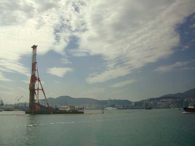 釜山港に入港<br /><br /><br />いよいよ釜山（プサン／Busan）港に入港します。<br /><br />手前の平地部分にはたくさんのビルや建物が見えました。<br />遠目に見ても街のようなので、そろそろ釜山も近いのかな？<br /><br /><br />■Photolibrary<br />http://www.photolibrary.jp/img58/69_176994.html