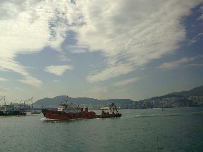 たくさんの船が行き交う<br /><br /><br />さすがに港町・釜山（プサン／Busan）を思わせる国際的な港で、たくさんの船が行き交います。<br /><br />自分たちの船は高速船ですが、釜山港に入るとスピードを落として航行しているようです。<br /><br /><br />■Photolibrary<br />http://www.photolibrary.jp/img58/69_176996.html