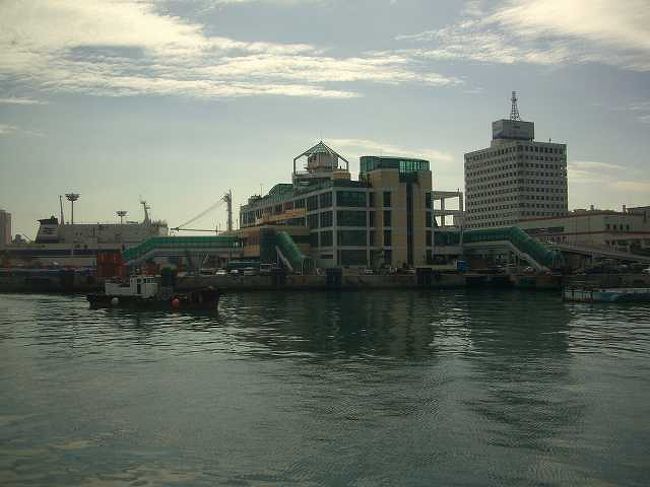 13:05　釜山港に入港<br /><br /><br />ここが国内線のターミナル？なんでしょうか？<br />釜山国際旅客ターミナル（プサンクッチェヨゲットミノル／Busan Port InternationalPassenger Terminal）まであと少しです。<br /><br /><br />■Photolibrary<br />http://www.photolibrary.jp/img58/69_177001.html