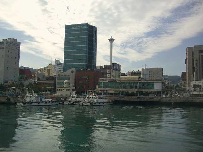 ようやく到着<br /><br /><br />そろそろ目的地、釜山（プサン／Busan）港にある釜山国際旅客ターミナル（プサンクッチェヨゲットミノル／Busan Port InternationalPassenger Terminal）に到着します。 <br />山の上には釜山タワー（プサン＝タウォ／Busan tower）が見えます。 <br /><br /><br />■プサンナビ（釜山国際旅客ターミナル）<br />http://www.pusannavi.com/miru/1131/