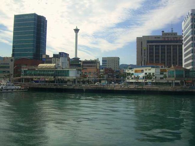 接岸準備<br /><br /><br />釜山国際旅客ターミナル（プサンクッチェヨゲットミノル／Busan Port InternationalPassenger Terminal）に到着すると、接岸をするために船は回転を始めました。<br /><br />座席からですが、のんびりと写真などを撮って接岸を待っています。<br /><br /><br />■Utravel Note（釜山国際旅客ターミナル）<br />http://www.utravelnote.com/korea/see/ferry