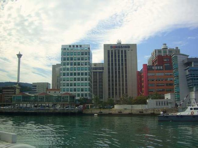 13:15　釜山国際旅客ターミナルに到着<br /><br /><br />この後は入国手続きだったのですが、来れでもいいのかと思えるくらいの簡単さ？<br /><br />一応、手荷物チェックはあるんだけど、あまりにも簡単だったので、日本から出国して韓国に来たという実感がありません。 <br /><br />飛行機の厳重警備に比べたら本当に気軽に海外旅行といった感じです。